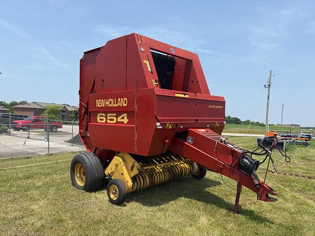 Image of New Holland 654 equipment image 2