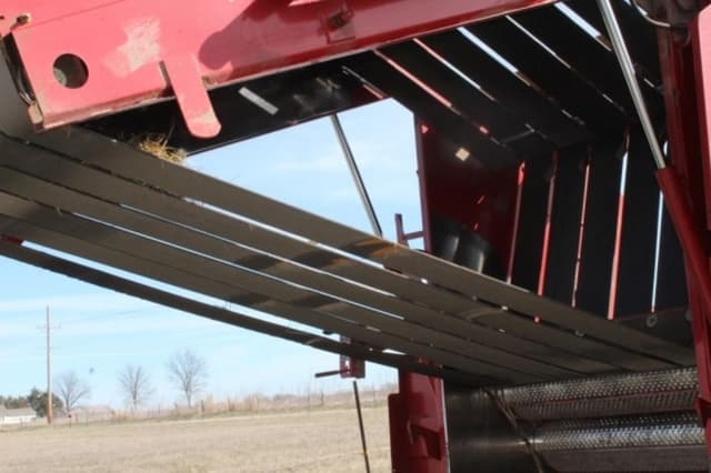 Image of New Holland 658 equipment image 2