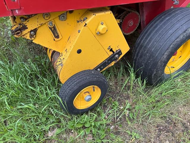 Image of New Holland 658 equipment image 2
