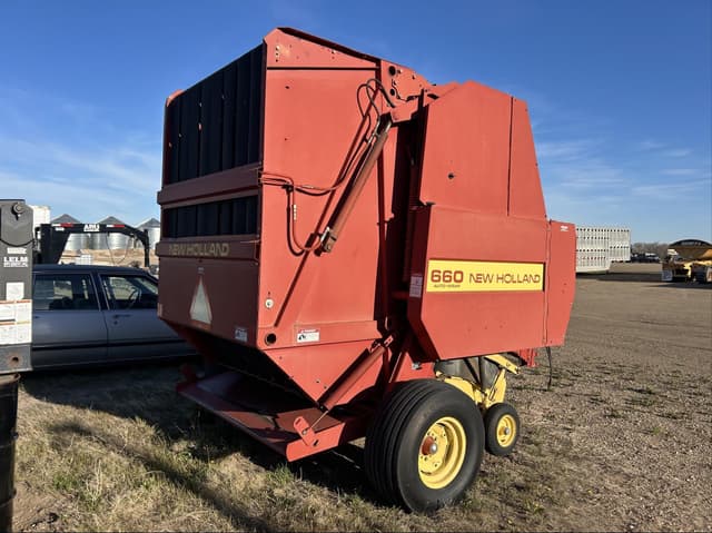 Image of New Holland 660 equipment image 4
