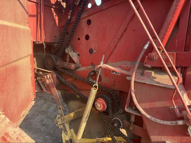 Image of New Holland 660 equipment image 3
