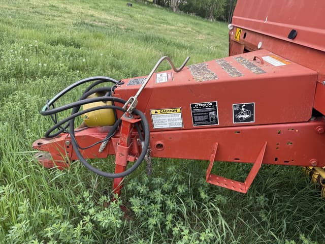 Image of New Holland 660 equipment image 2