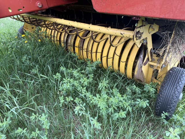 Image of New Holland 660 equipment image 1