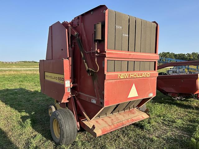 Image of New Holland 660 equipment image 4