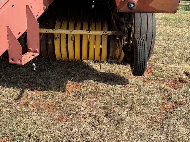 Image of New Holland 660 equipment image 3