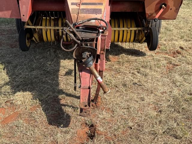 Image of New Holland 660 equipment image 2