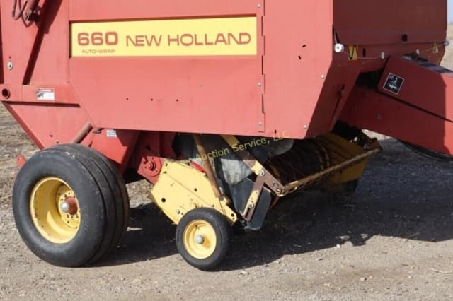 Image of New Holland 660 equipment image 3