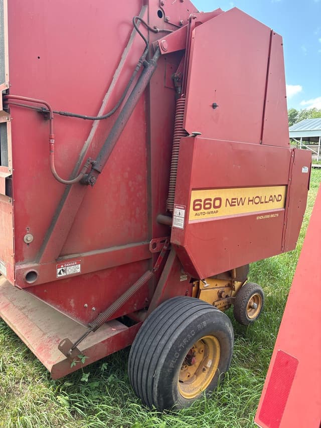Image of New Holland 660 equipment image 4