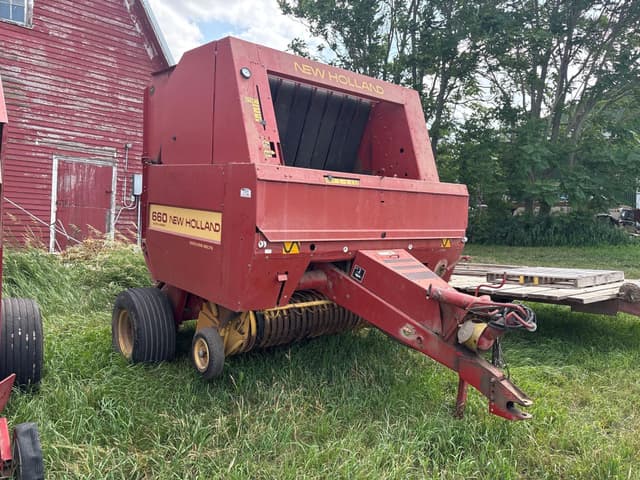 Image of New Holland 660 equipment image 1