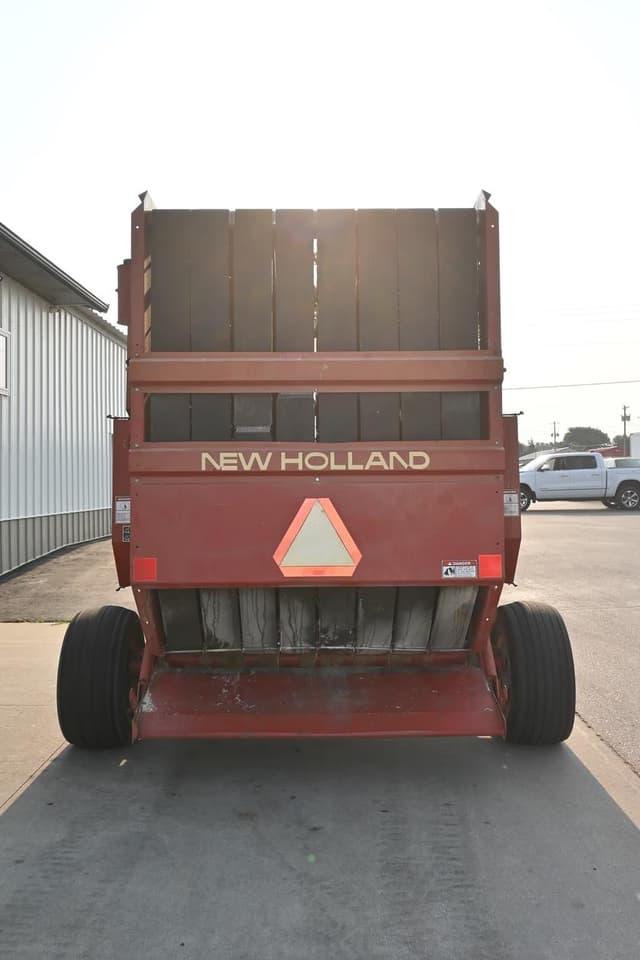 Image of New Holland 660 equipment image 3