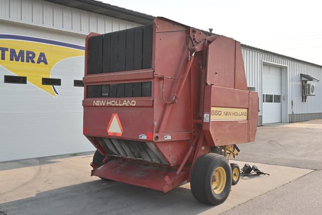 Image of New Holland 660 equipment image 2