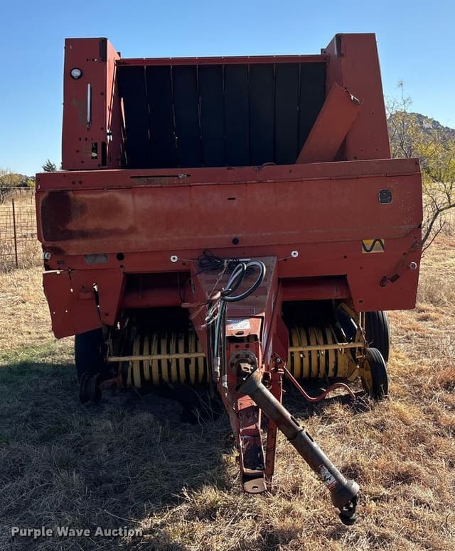 Image of New Holland 660 equipment image 1