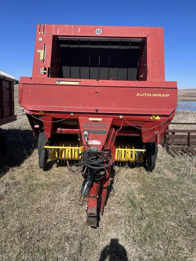 Image of New Holland 664 equipment image 1