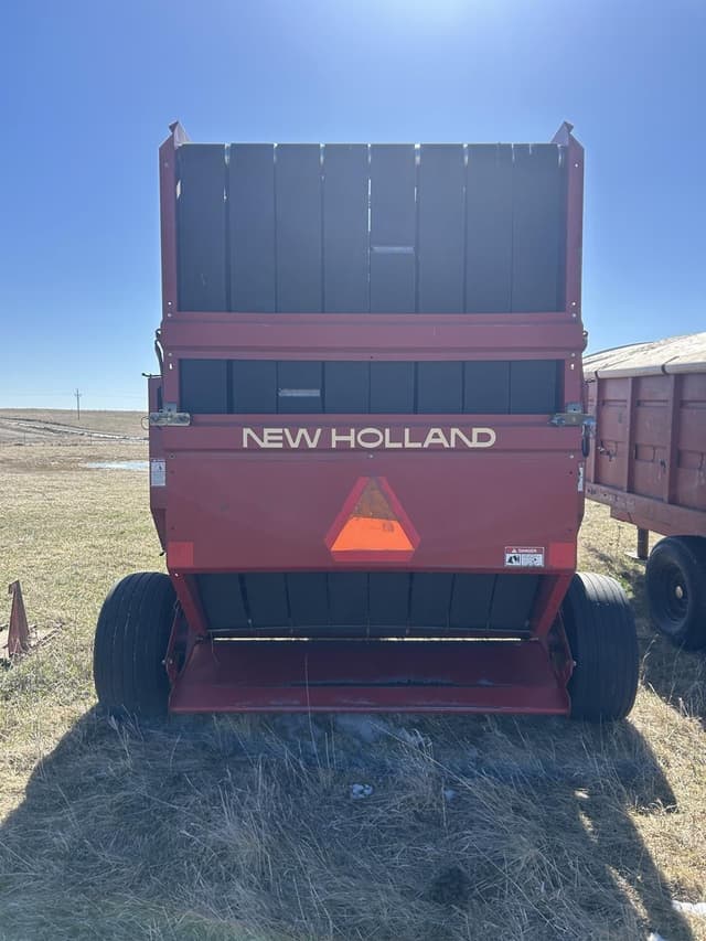 Image of New Holland 664 equipment image 4