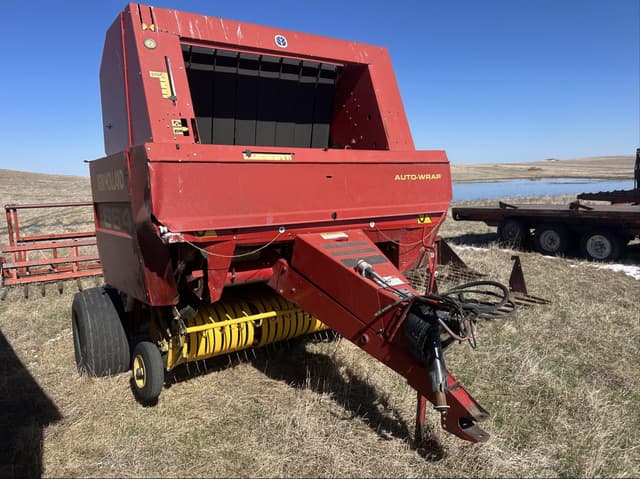 Image of New Holland 664 equipment image 2