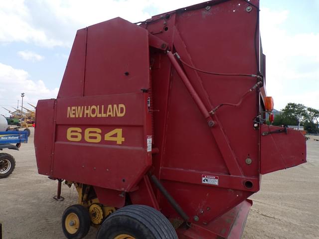 Image of New Holland 664 equipment image 3