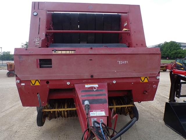 Image of New Holland 664 equipment image 2