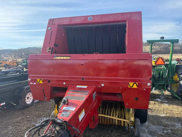 Image of New Holland 664 equipment image 1