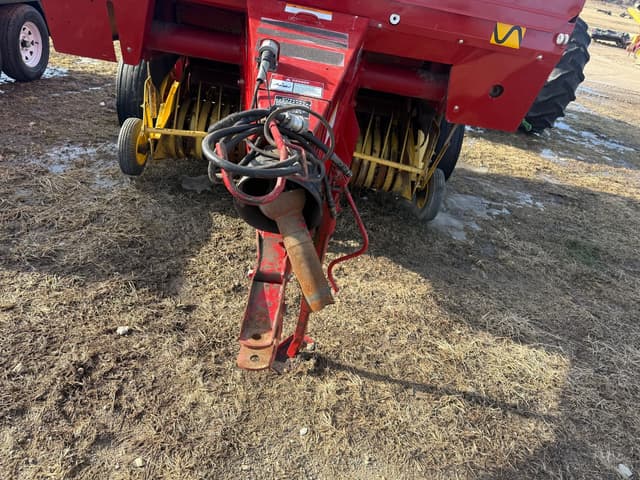 Image of New Holland 664 equipment image 2