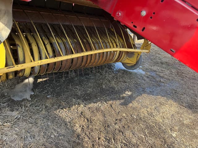 Image of New Holland 664 equipment image 3