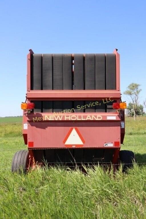 Image of New Holland 664 equipment image 3