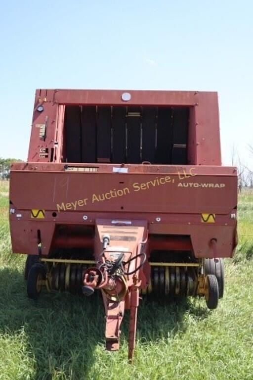 Image of New Holland 664 equipment image 1