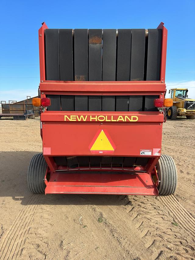 Image of New Holland 664 equipment image 3