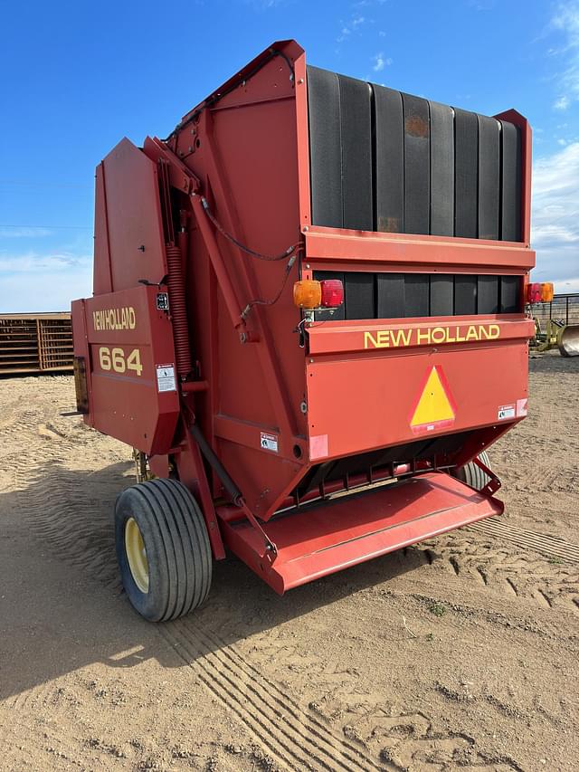 Image of New Holland 664 equipment image 4