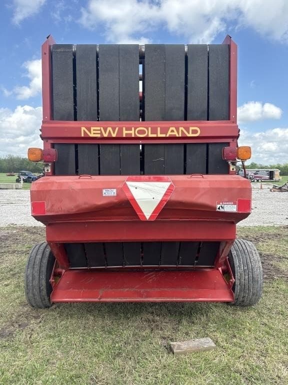 Image of New Holland 664 equipment image 2