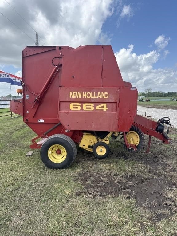 Image of New Holland 664 equipment image 4