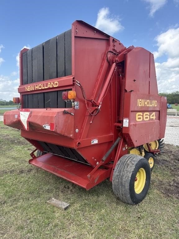 Image of New Holland 664 equipment image 3