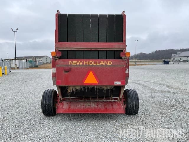 Image of New Holland 664 equipment image 3