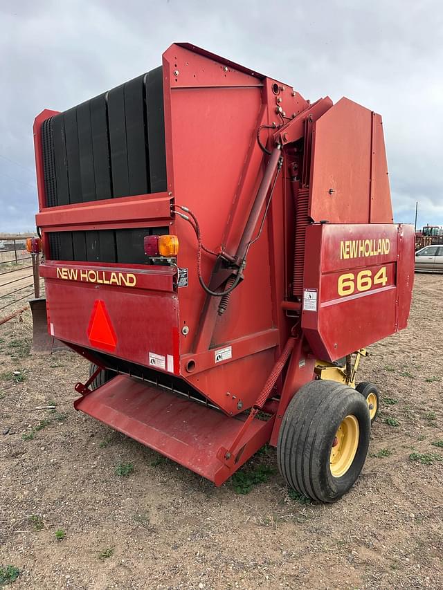 Image of New Holland 664 equipment image 4