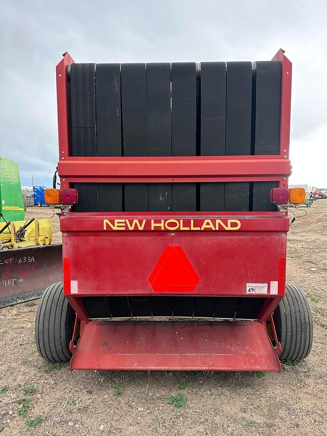 Image of New Holland 664 equipment image 3