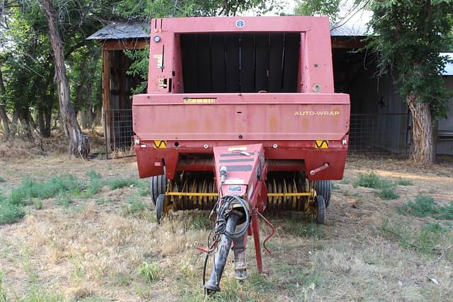 Image of New Holland 664 equipment image 1