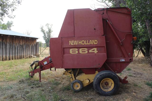 Image of New Holland 664 equipment image 3