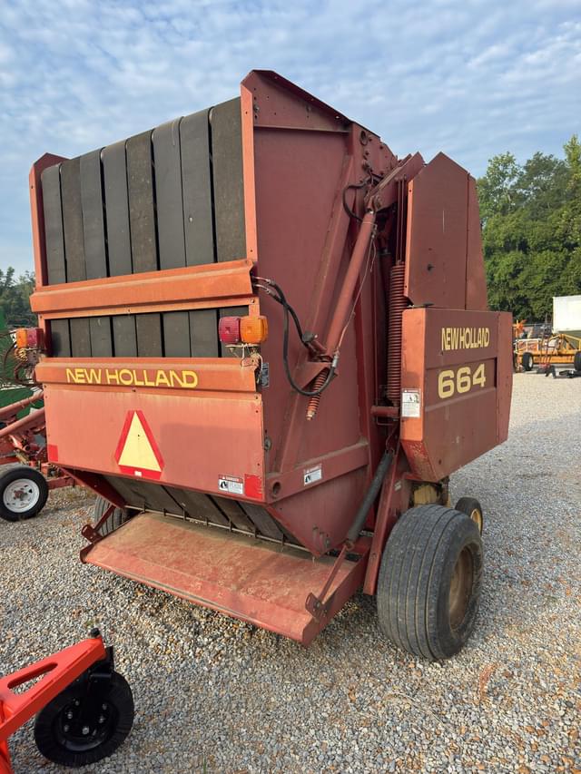 Image of New Holland 664 equipment image 4