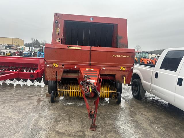 Image of New Holland 664 equipment image 1