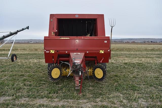 Image of New Holland 664 equipment image 1