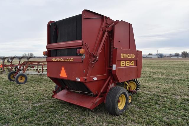 Image of New Holland 664 equipment image 4