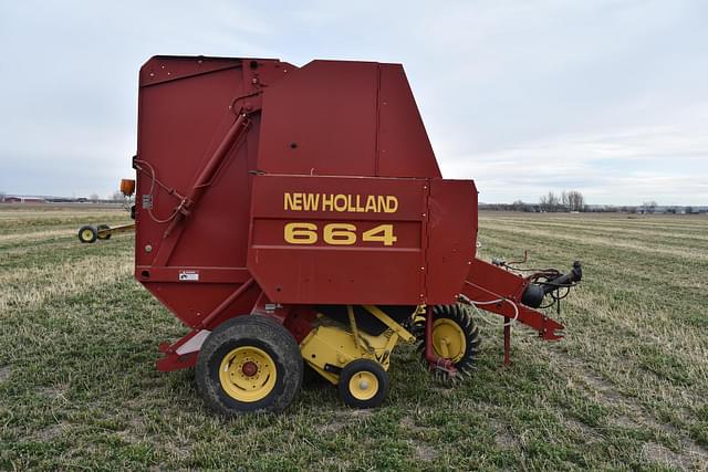 Image of New Holland 664 equipment image 3