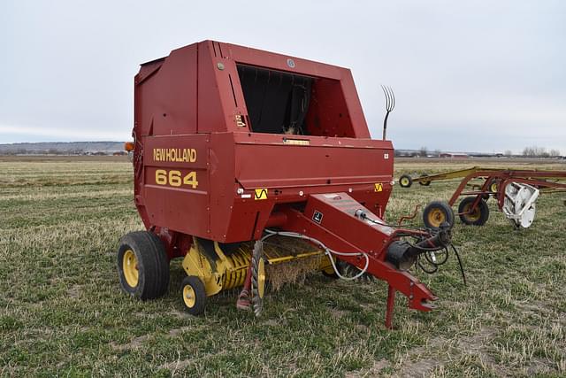 Image of New Holland 664 equipment image 2