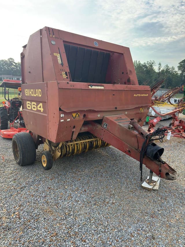 Image of New Holland 664 equipment image 2