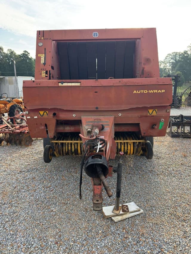 Image of New Holland 664 equipment image 1