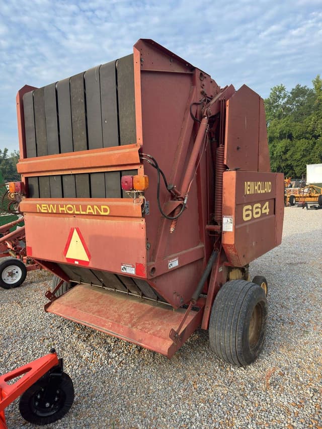 Image of New Holland 664 equipment image 4