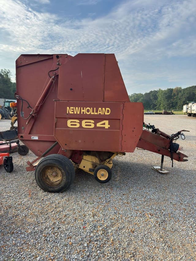 Image of New Holland 664 equipment image 3