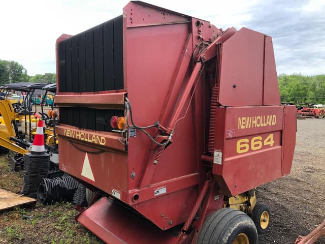 Image of New Holland 664 equipment image 3
