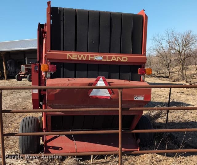 Image of New Holland 664 equipment image 3