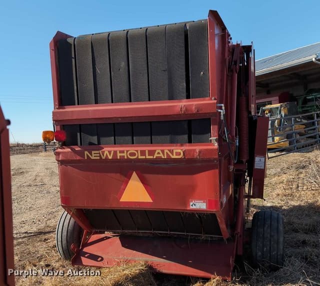 Image of New Holland 664 equipment image 4
