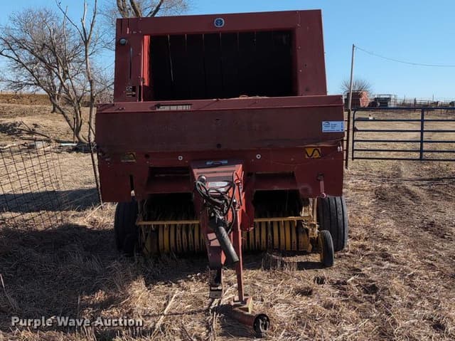 Image of New Holland 664 equipment image 1